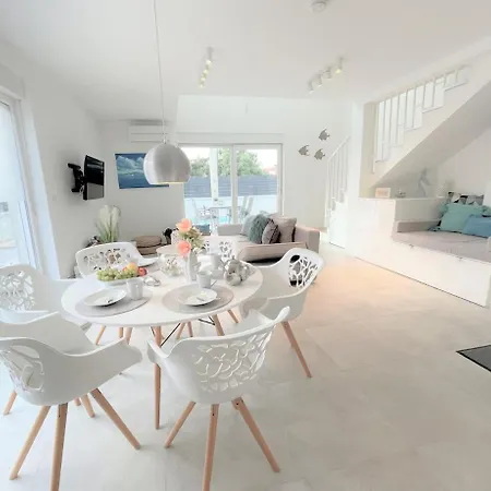 Riva Vacation Home With Private Pool In Istria וילה וודניאן