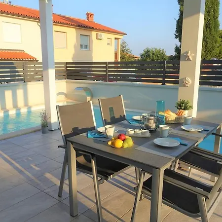 Riva Vacation Home With Private Pool In Istria *